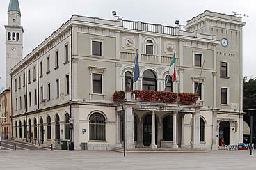 Municipio. Facciata principale su Piazza della Repubblica