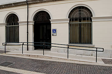 Municipio. Rampa d'accesso laterale