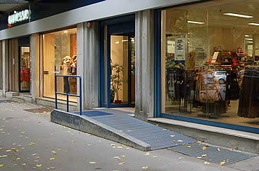 Oviesse. Dettaglio rampa d'accesso