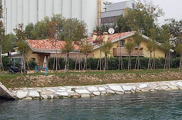 Hotel Al Pesce d'Oro. Veduta dal pontile sul canale Brancolo