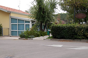 Hotel Al Pesce d'Oro. Accesso dal parcheggio.