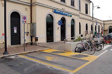 Stazione Ferroviaria.  Dettaglio del parcheggio per disabili e della rampa d'accesso