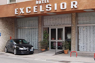 Hotel Excelsior. Uscita di sicurezza con scivolo dalla sala colazioni