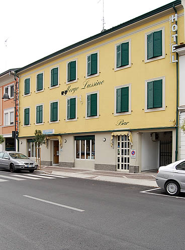 Hotel Lussino. Facciata principale su via Duca D'Aosta